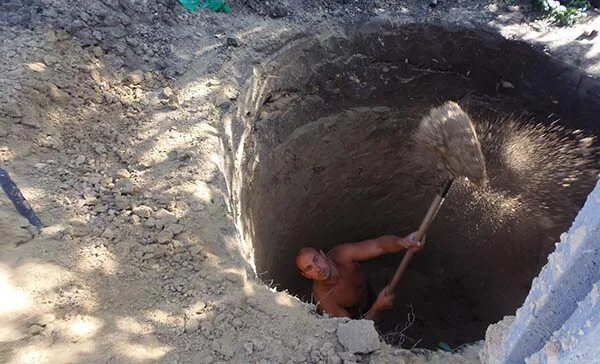 Копать колодец во сне. Автомобиль на колодце. Александр лобанов копка колодцев. Копать колодец во сне. Копаем колодцы.