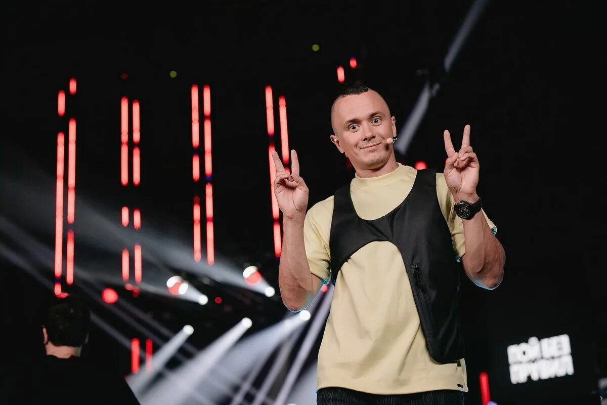 Топа utopia show. Утопия шоу мем. 3 на 3 шоу ютуб. Шоу на ютубе интервью с приколами. Женский форму шоу.