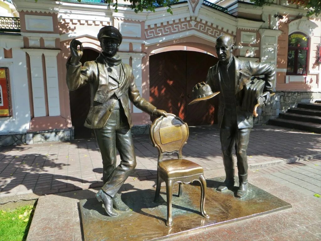 Памятник кисе воробьянинову в чебоксарах. 12 стульев бендер. Города остапа бендера. Музей остапа бендера марий эл. Памятник остапу бендеру и кисе воробьянинову в чебоксарах.