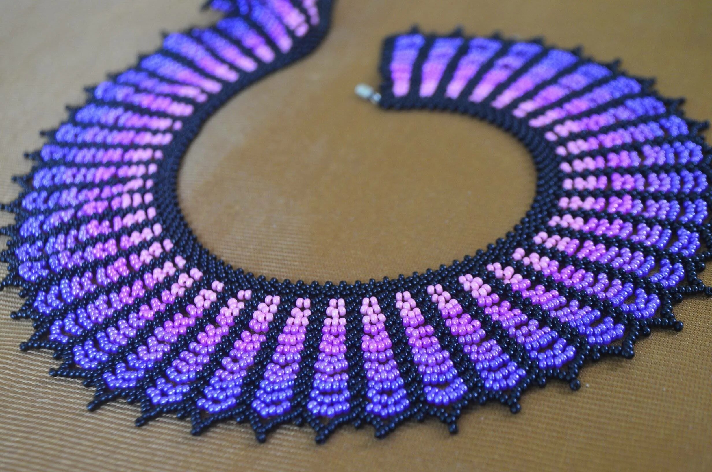 Кхелька бисера. Бисерные украшения. Бисер бусы. Колье из стекляруса. Плетение бисером.