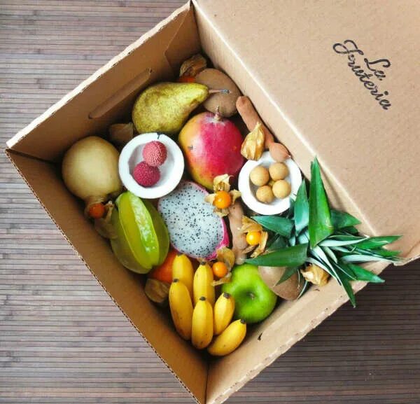 Коробка с фруктами. Бокс с экзотическими фруктами. Фрукты в коробке в подарок. Экзотические фрукты в коробке.
