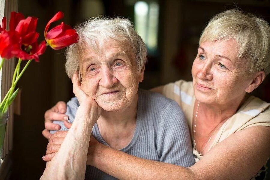 Подарки для пожилой женщины в 85 лет. Фото женщины старше 80 лет с медалями. An elderly woman portrait. Elderly Care.