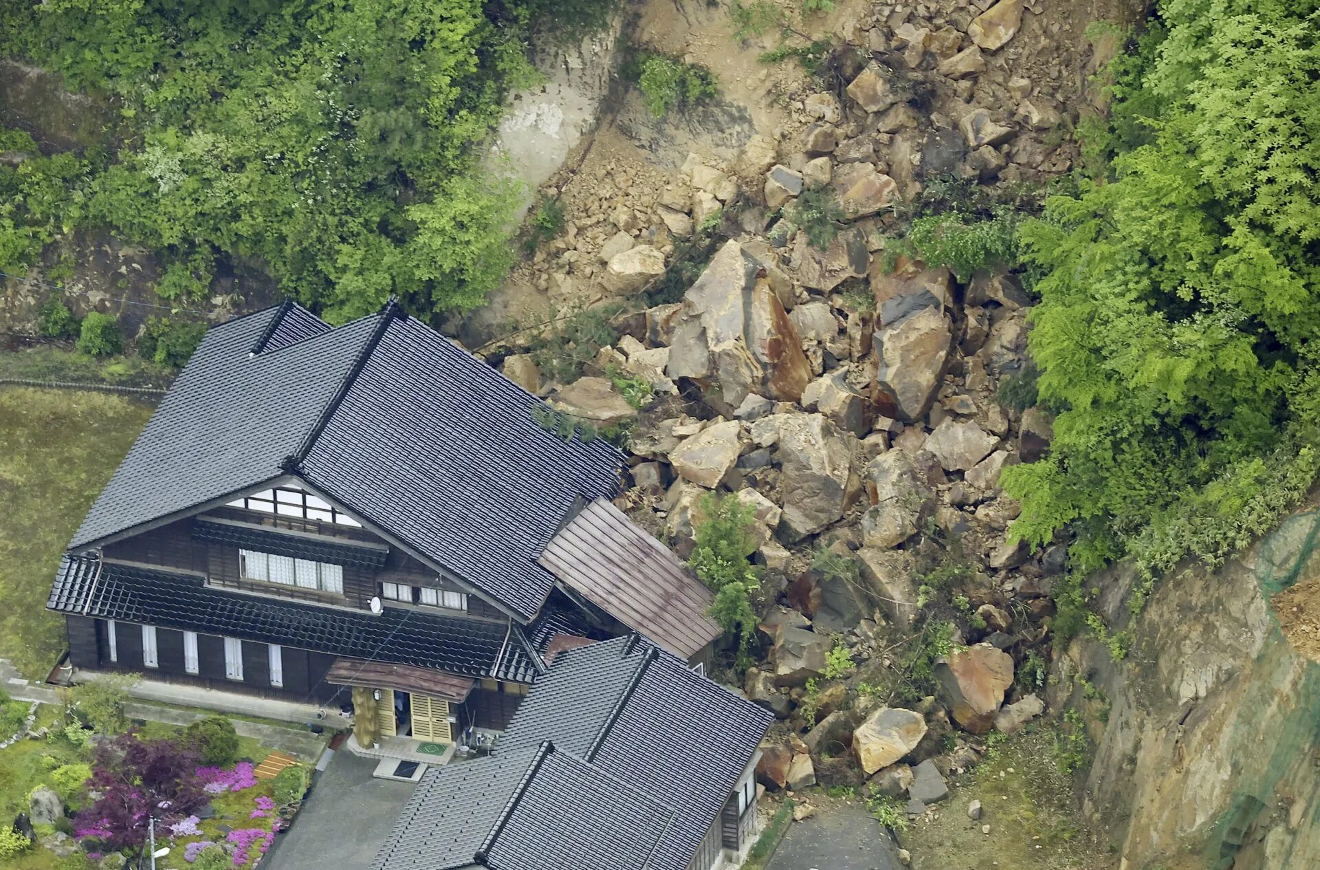 Землетрясение на острове. Землетрясение у острова Хонсю. Японские дома. Дома в Японии. Землетрясение в Японии.