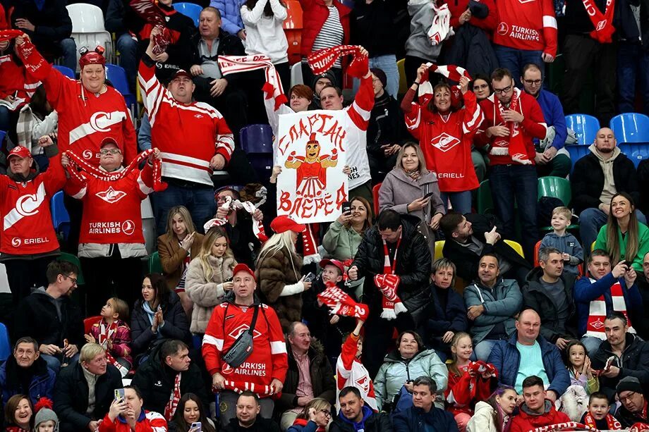 фан сектор спартака. английские фанаты. фанаты 2023. фанаты 2023. зенит локомотив фото болельщиков.