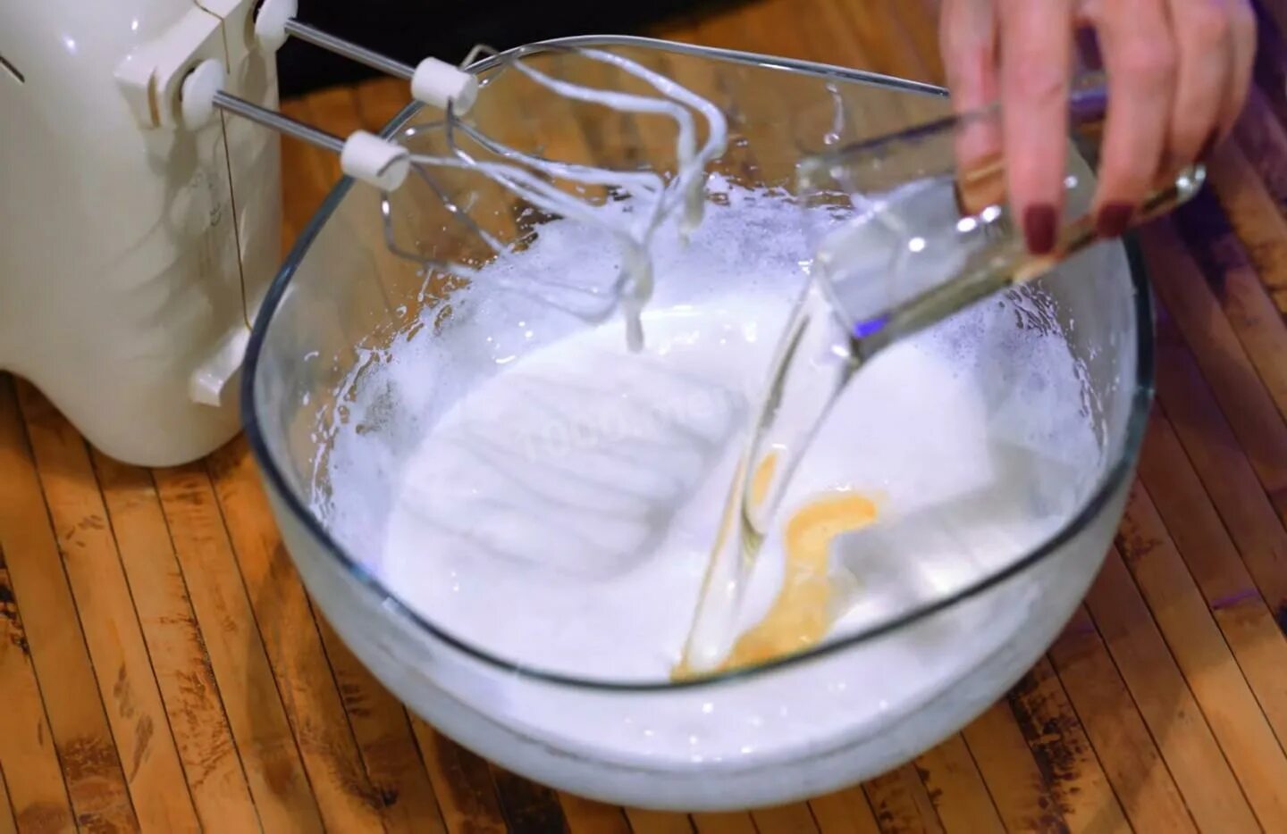 Влить воду в тесто. Кефир с растительным маслом. Добавляем растительное масло в кипяток. Налить воду из стакана в миску с мукой.