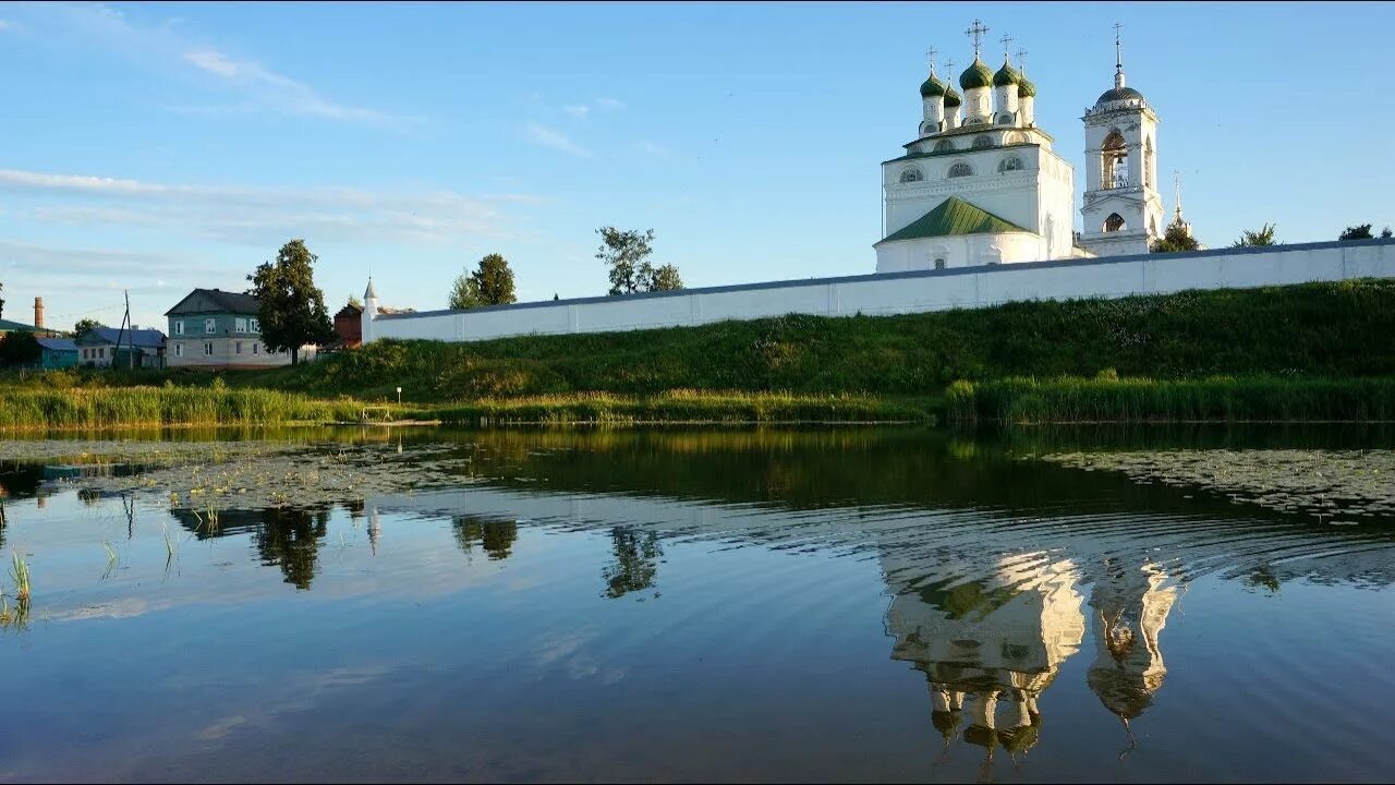 Иоанно предтеченский монастырь тамбов. Мужской монастырь на реке. Монастырь у реки. Никольский монастырь в старой ладоге. Старая ладога никольский староладожского монастырь.
