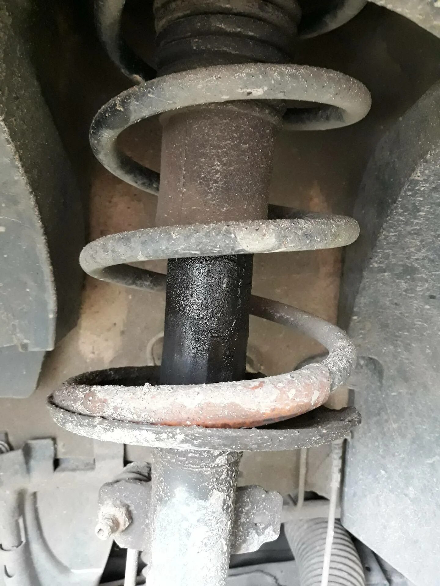 Задние стойки дастер 2. Задняя стойка рено дастер полный привод 1. Задняя стойка рено дастер 4х4. Замена передних стоек рено дастер. Верхнее крепление амортизатора рено дастер 4х2.