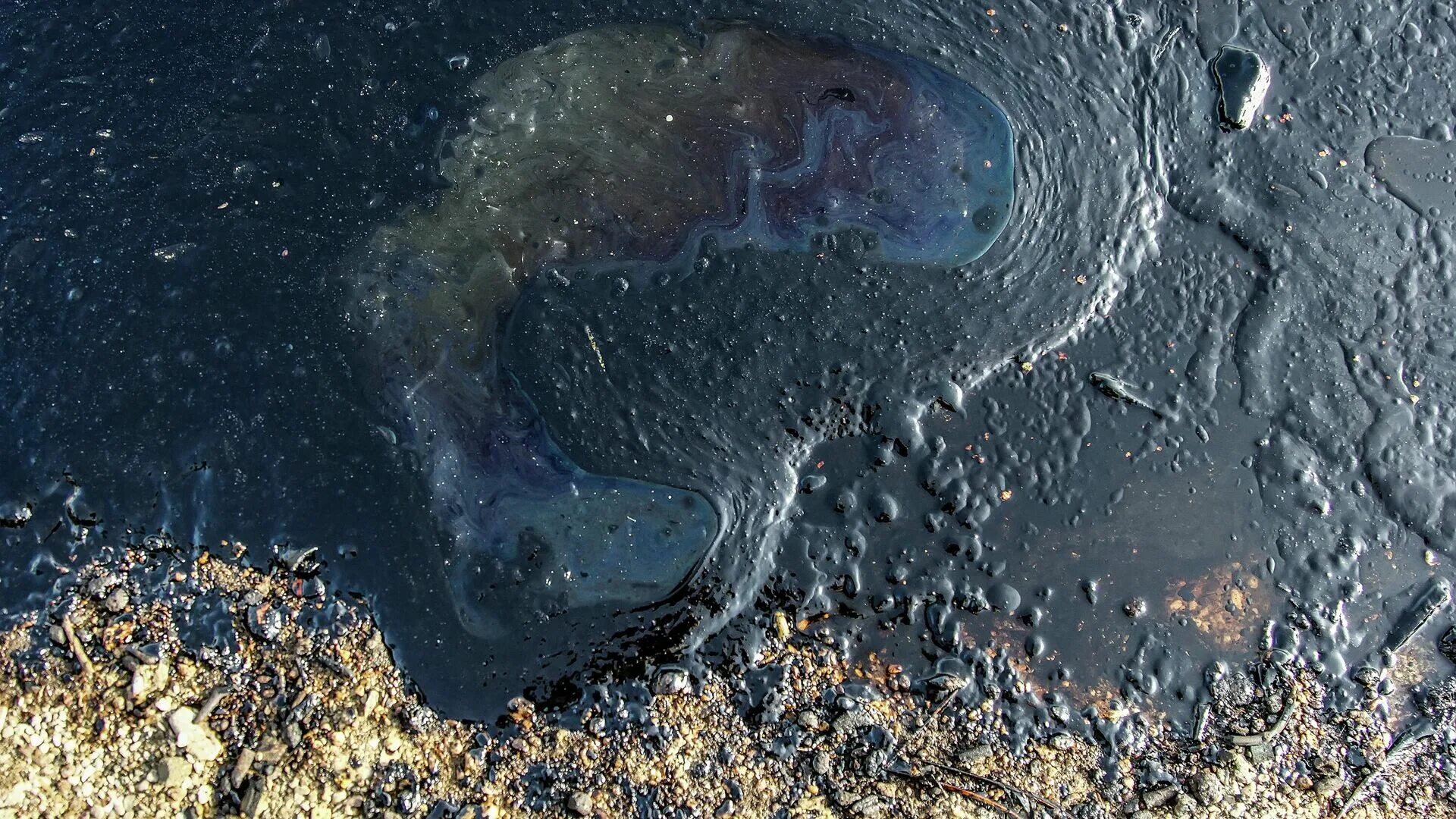 Нефть тонет в воде. Разлив нефти. нефть в мировом океане. разлив нефти в персидском заливе.