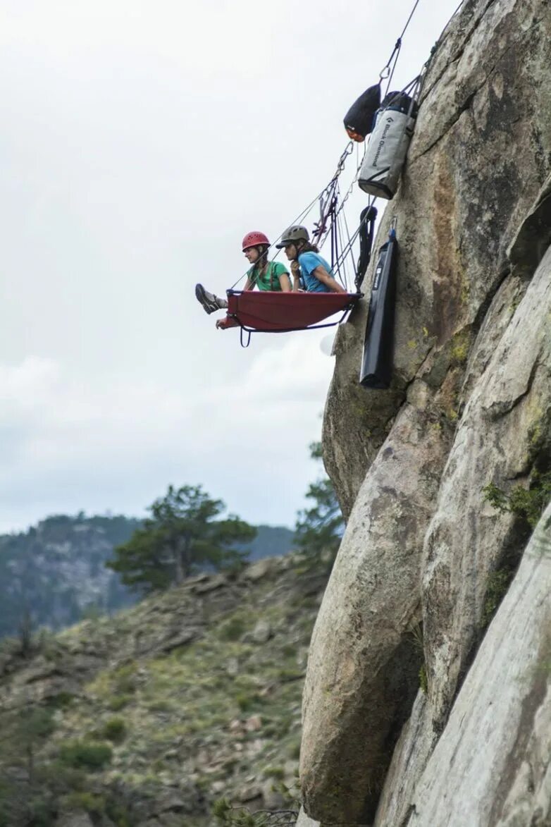 Палатка на отвесной стене. Ночевка на отвесной скале в горах. Как спят альпинисты. Ночевка на отвесной скале в горах. Палатка на скале.