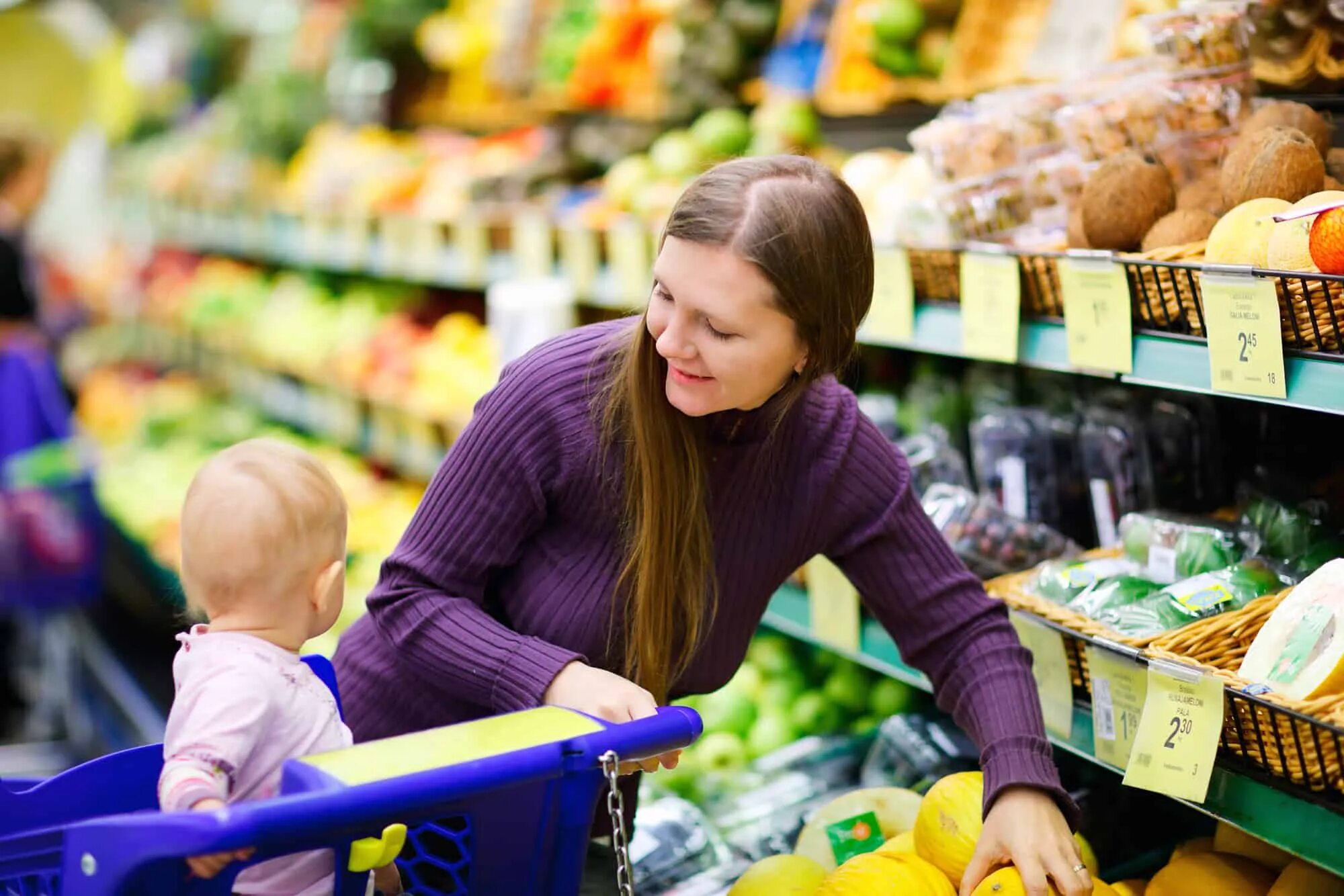 Пока мама на рынке. Мамочки на рынке. Мама на рынке. Мама и дочка в продуктовой тележке. Женщина с ребенком в супермаркете.