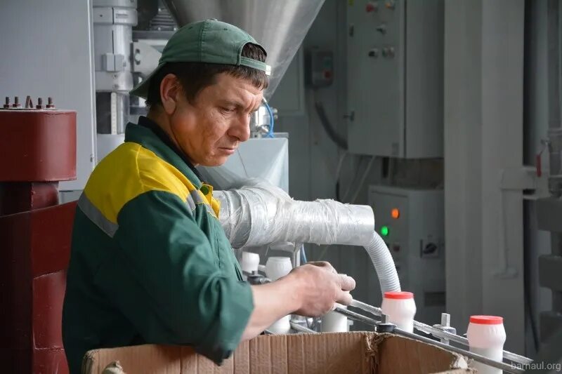 Производственные рабочие. Инженера-механика. Сын работает на заводе. Люди на заводе. Сын работает на заводе.