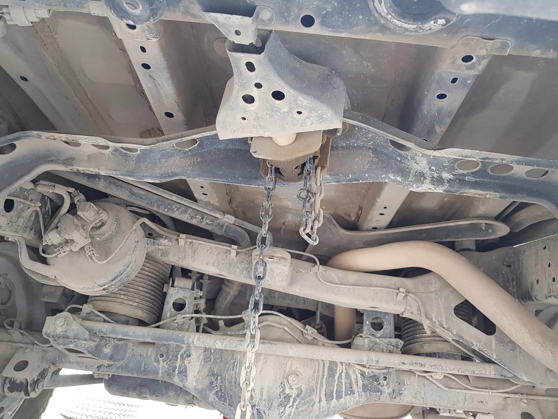 Как снять колесо прадо Запасное колесо на месте, снизу Toyota Land Cruiser Prado 120-series, 4 л, 200