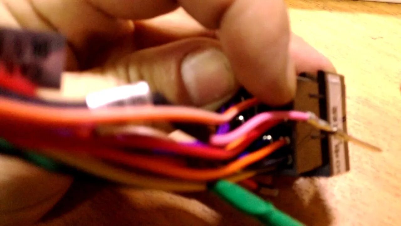 Как вытащить провод из фишки магнитолы. Вынуть провода из разъема автомагнитолы. вытащить провод из разъема магнитолы. iso разъем разбор. вытащить штырь из разъема магнитолы.