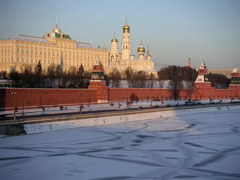 Москва расположена на холмах. Московский Кремль наследие ЮНЕСКО. Красная площадь наследие ЮНЕСКО. Московский Кремль и красная площадь всемирное наследие ЮНЕСКО.
