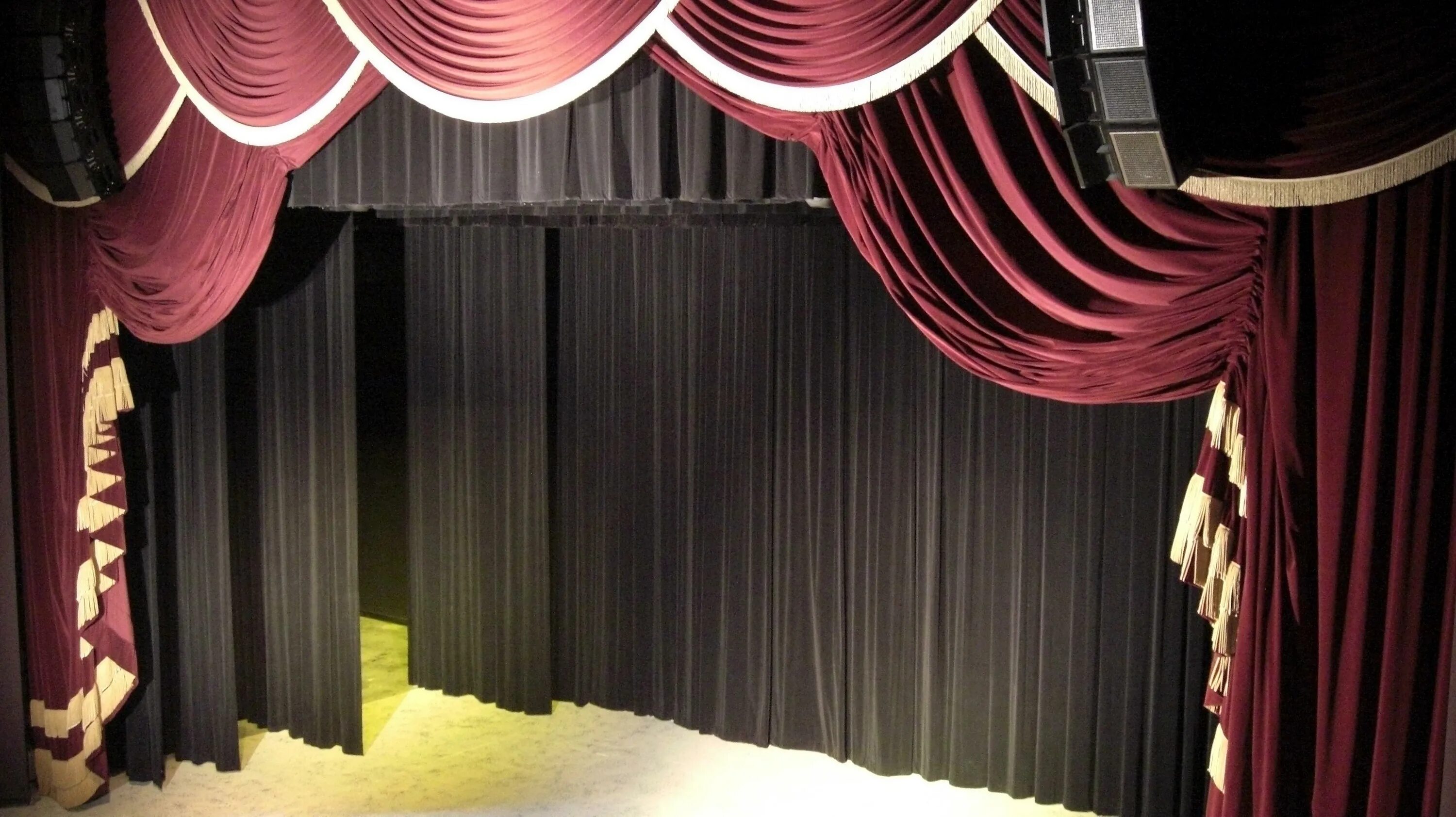 Theatre in use. Сцена занавес. Шторы на сцене. Театральный занавес. Театральный задник.