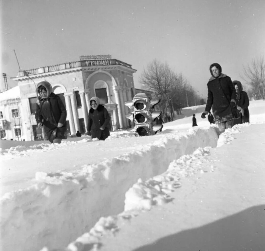 Февраль 1970 год. Южно Сахалинск 1970 зима. Снежные заносы в Южно-Сахалинске. Снежные заносы на Сахалине в СССР.