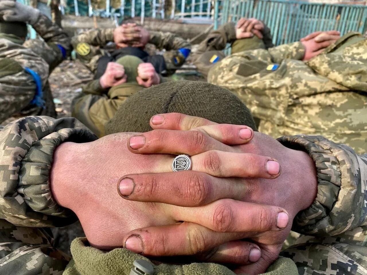 Военнослужащий попавший в плен. Пленные украинские солдаты 2025. украинские военные сдаются в плен.