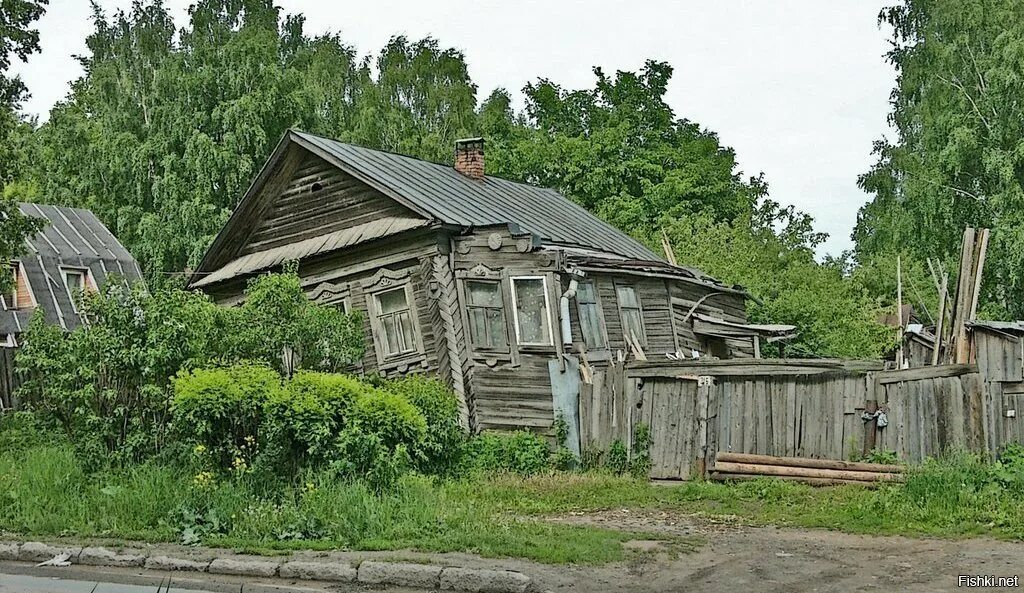 Уехать хата. Старый деревянный дом. Покосившийся деревянный домик. Старый покосившийся дом. Старый деревенский домик.