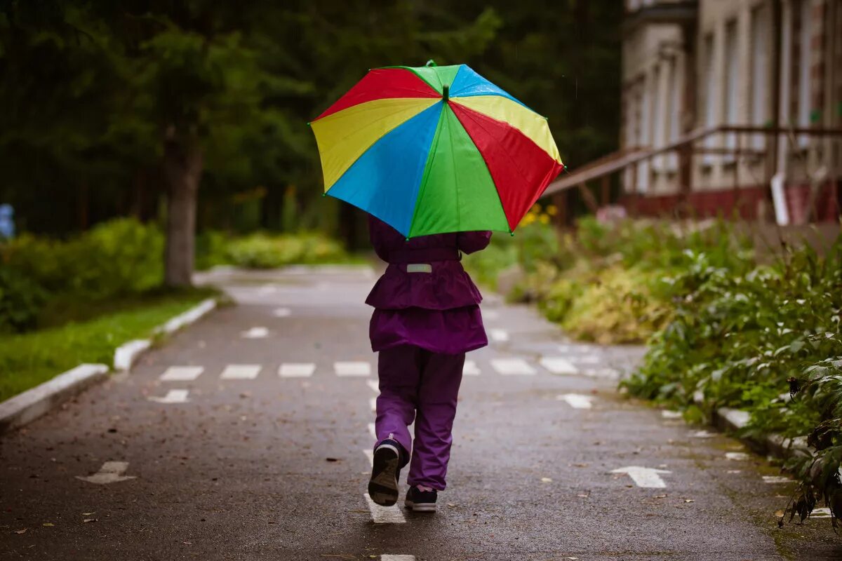 Дети под зонтиком. Зонтик для детей. Мальчик с зонтиком. Дети под зонтом. Девочка под зонтом.