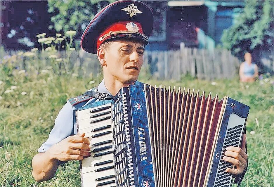 Сербский аккордеон. Парень с аккордеоном.