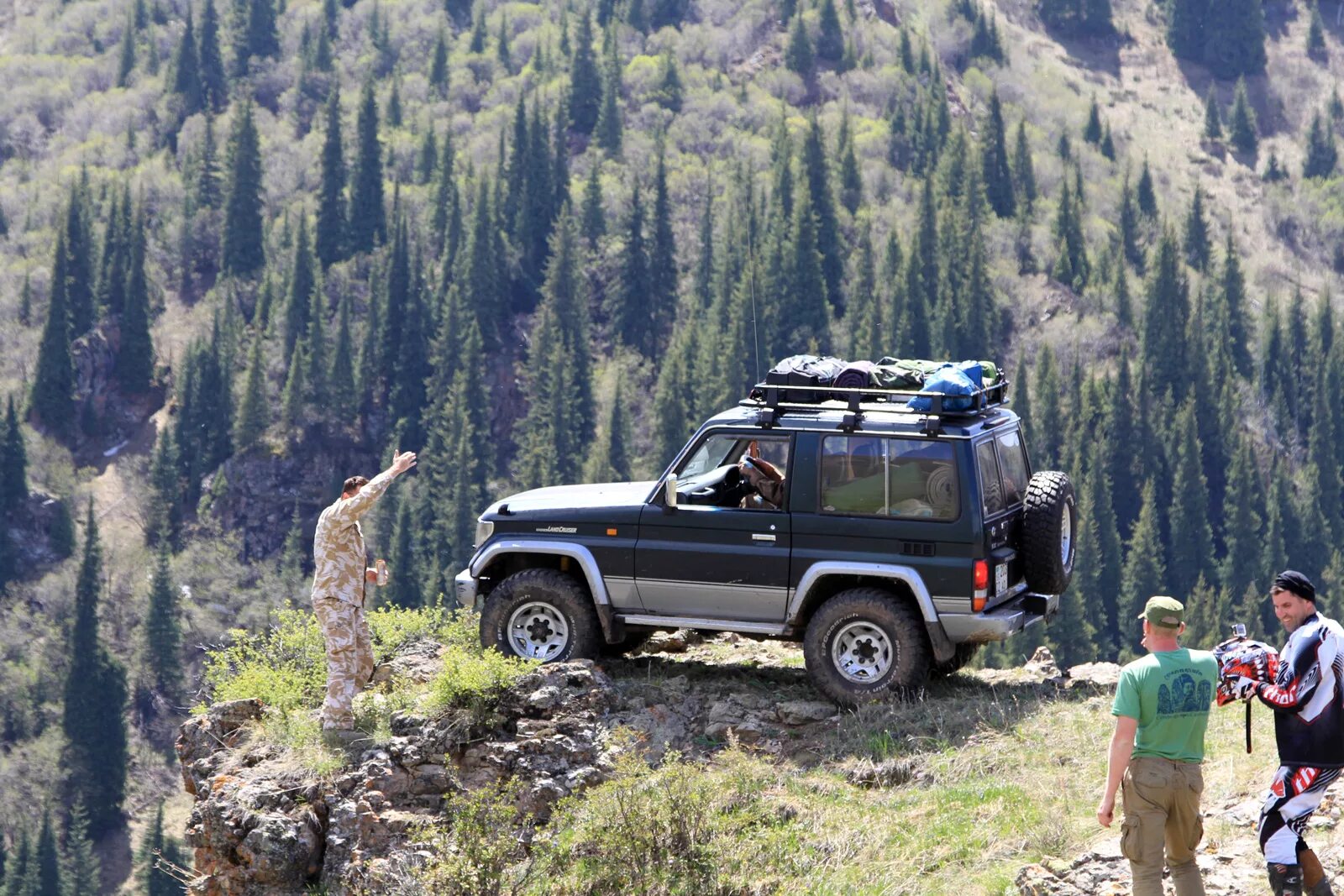 В походе каком дальнем. Jeep Wrangler внедорожник горы. Джип Вранглер Рубикон в горах. Походы на внедорожнике. Экспедиции на внедорожниках.