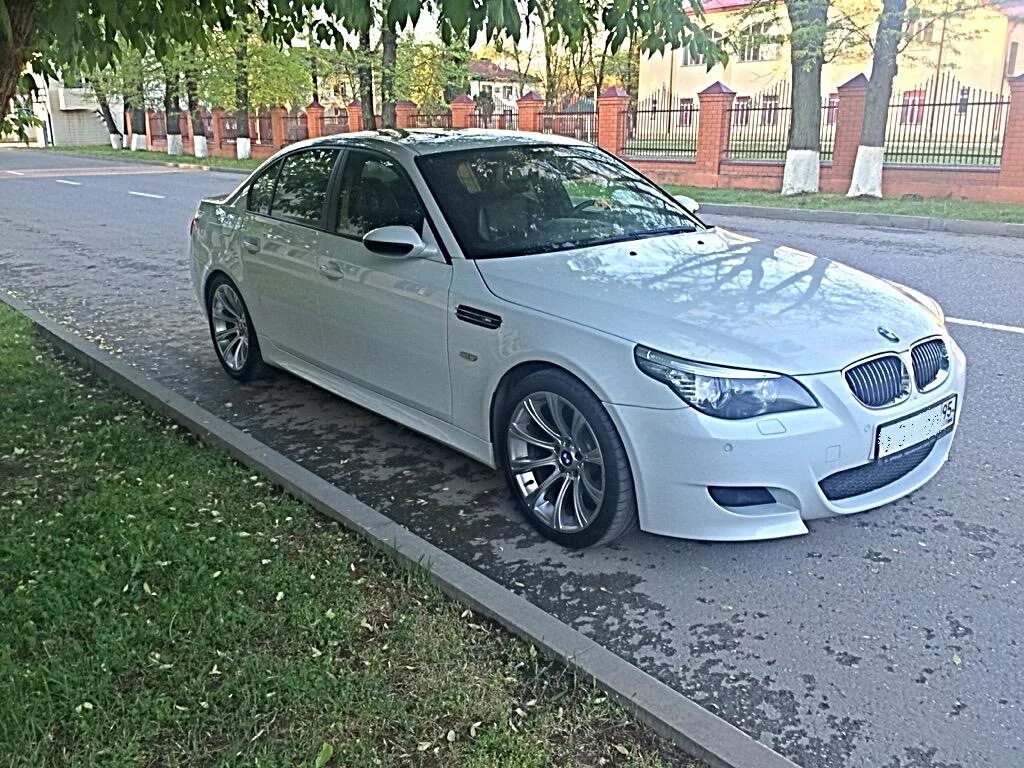 Белая е60. BMW 5 е60 белая. БМВ е60 белая. BMW 530 e60 белая. БМВ м5 е60.