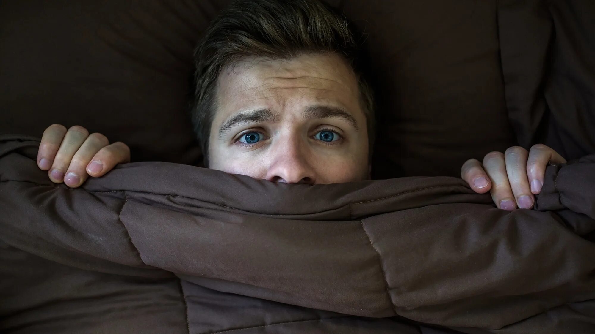 Чел спрятался в шкафу. Спрятался под кровать. Спрятался в шкафу. Спрятался в шкафу. Фобии.