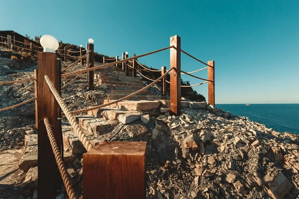 Скала геленджик кемпинг. Кемпинг скала кабардинка. Глэмпинг геленджик скала. Отель скала кабардинка. Ресторан скала кабардинка.