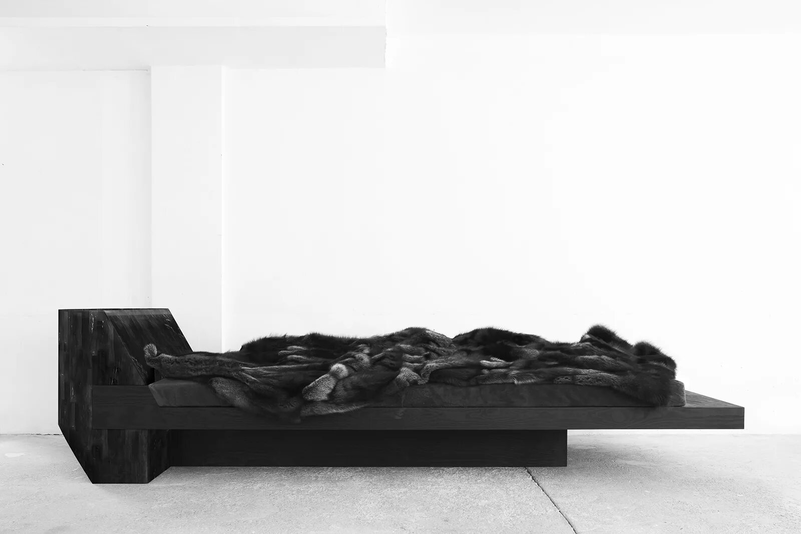 Мебель рик. Кровать rick owens. рик овенс в кровать. rick owens мебель. кровать рика оуэнса.