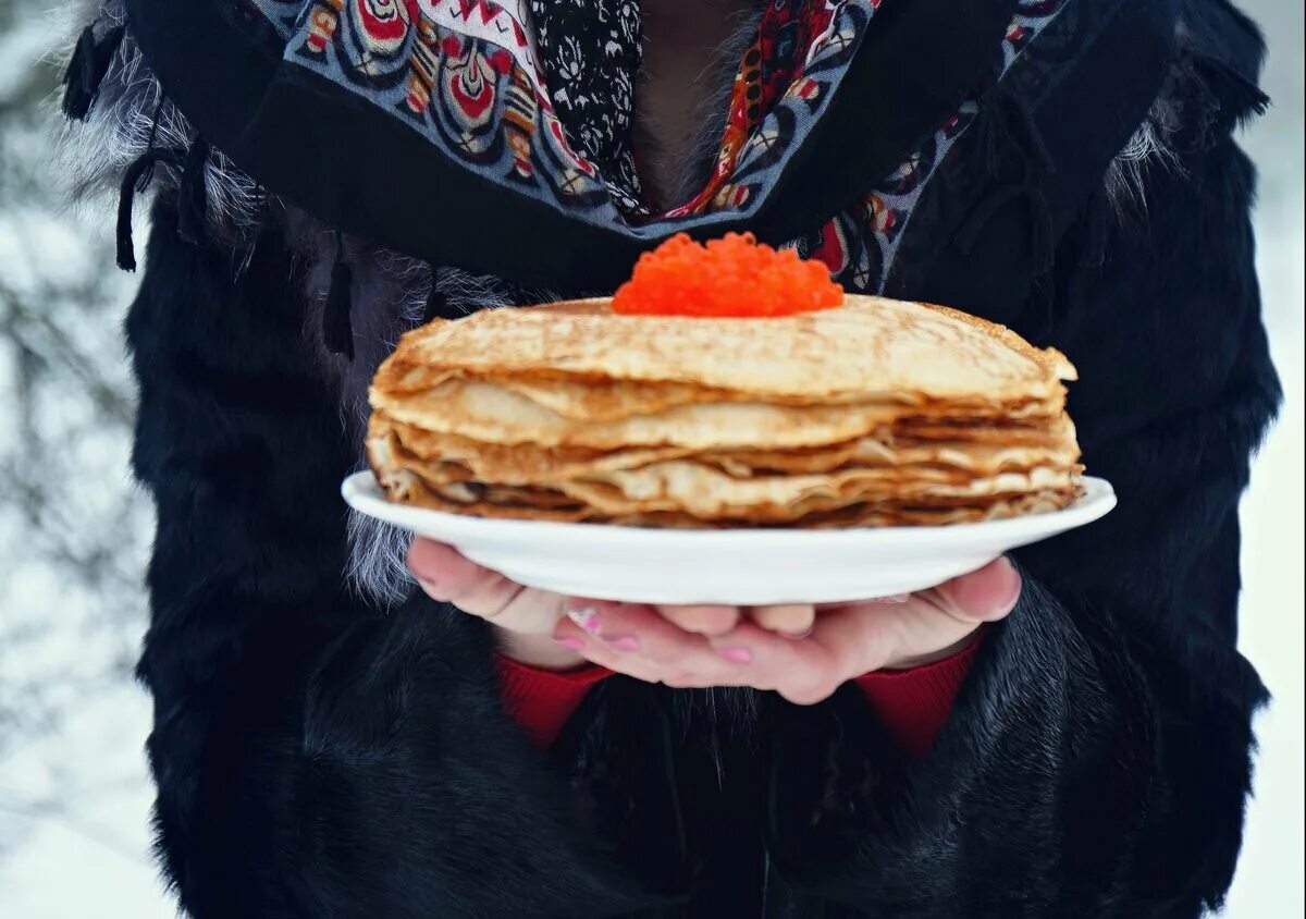 На чем пекут блины. Масленица. блины. масленичные блины. блинов на масленицу. баба с блинами на масленицу.