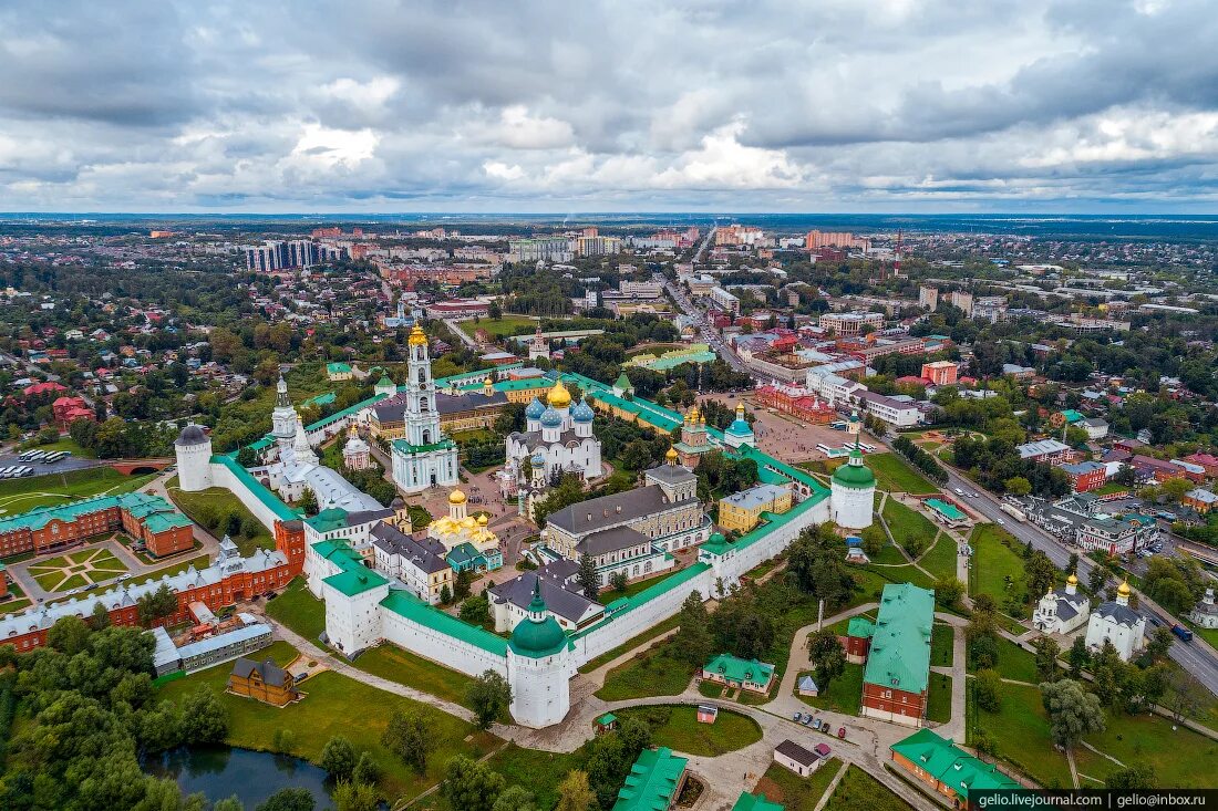 Трлице Сергиева Лавра с высоты птичьего полёта. Троице-Сергиева Лавра. Сергиев Посад, Московская область. Сергиев Посад с высоты птичьего полета. Сергиев Посад город с высоты птичьего полета. Подмосковный регион