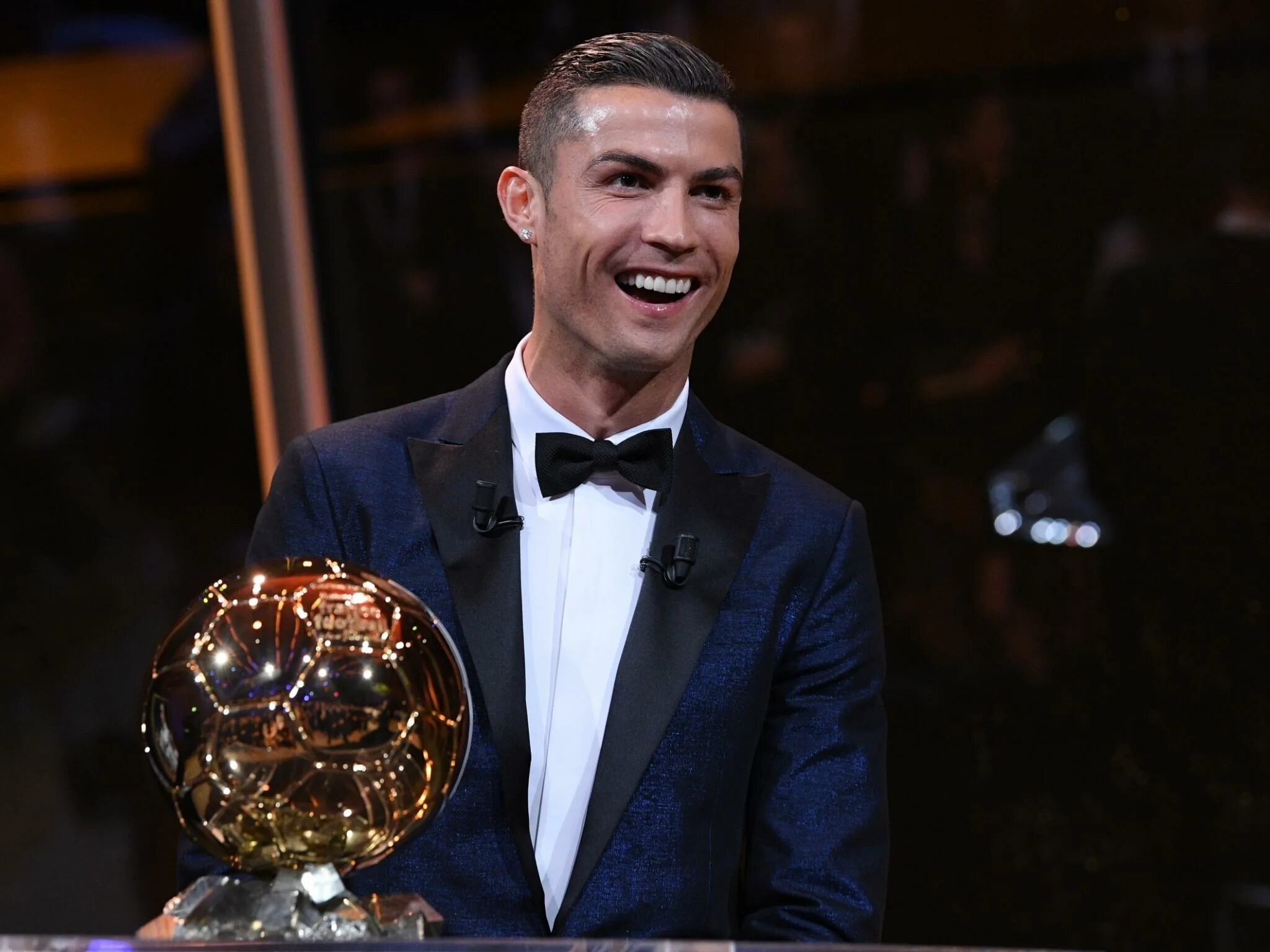 Кто первый получил золотой. Роналдо Криштиану Роналду золотой мяч. Cristiano Ronaldo золотой мяч. Кристиано Роналдо 2017 золотой мяч. Криштиану Роналду с золотым мячом.