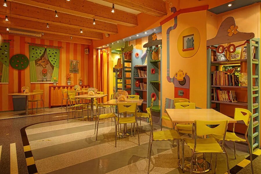 Алеша попович лукоморье ярославль. Семейное кафе лукоморье ярославль. Кафе мороженое для детей. Где можно посидеть с детьми. Семья в кафе с детьми.