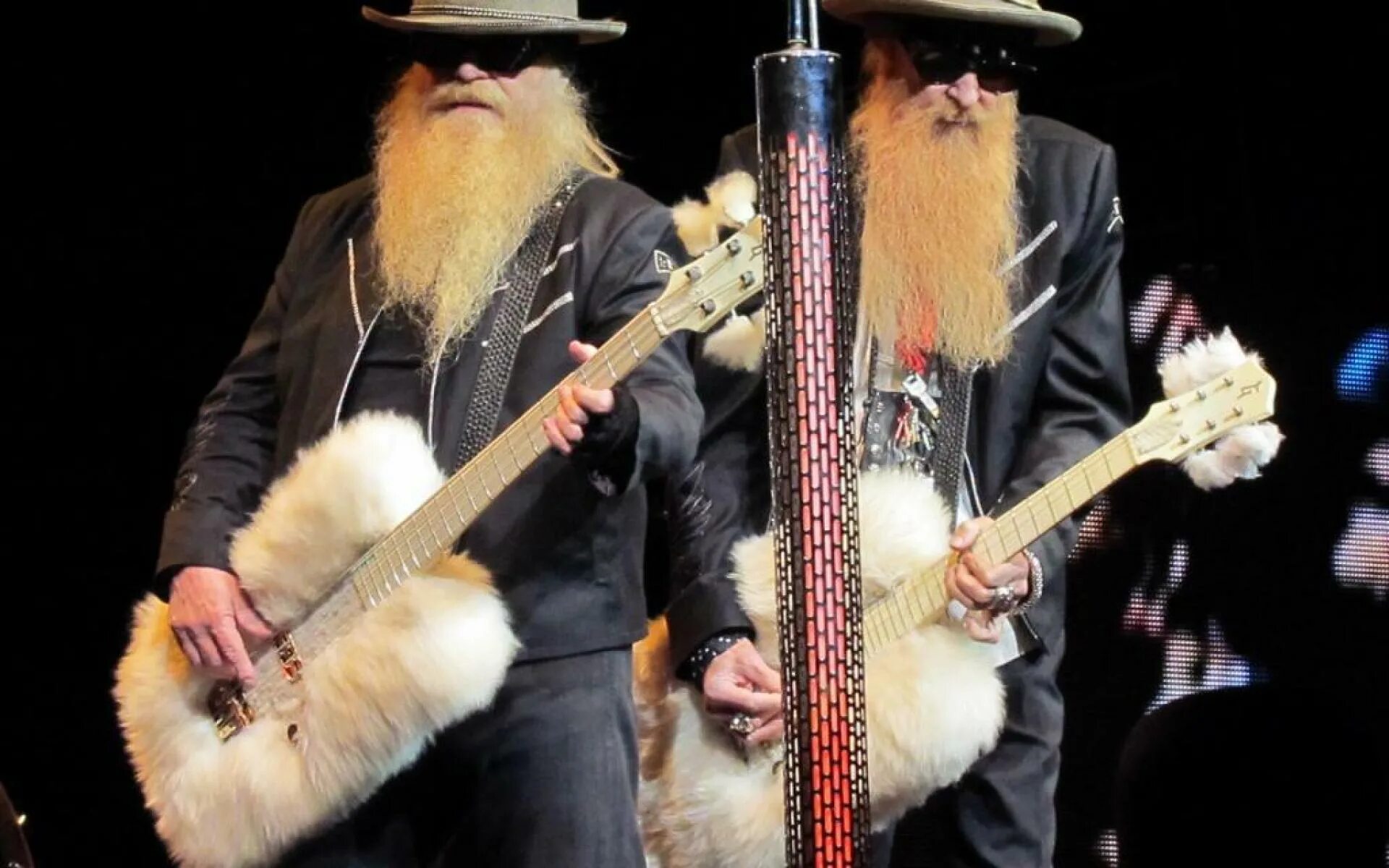 Billy gibbons. Билли гиббонс. Мохнатая гитара. Бородатые рок музыканты zz-top. Zz top гитары.