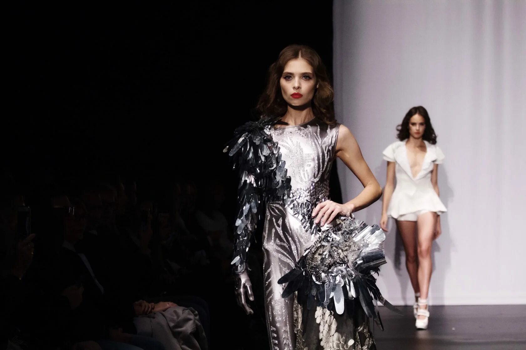 Показ мод в спб. Fashion week 2024 санкт петербург. Неделя моды. Показ walk of shame - peopletalk. Показы моды питера.