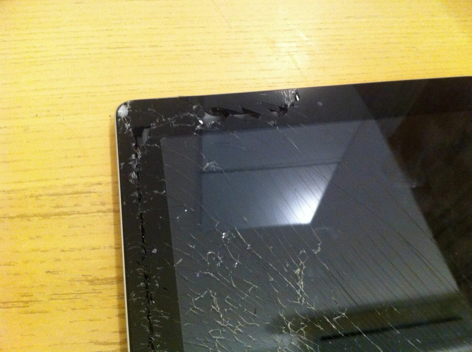 Разбитый экран планшета. Разбитый IPAD. Разбитое стекло у Айпада. Айпад 2 разбитый.