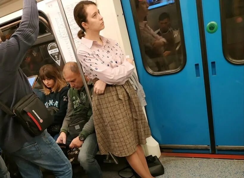 Девушки в метро. No pants subway ride москва. Селфи в метро. Ножки в транспорте. Девушки в московском метро.