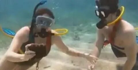 Спортсмен занимающийся дайвингом погрузился в воду 110