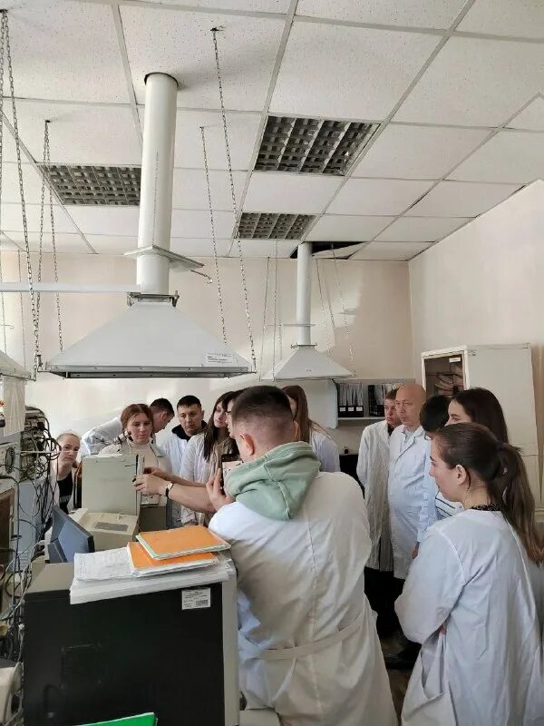 фон для визитки лаборатория. центр гигиены лаборатория. обучение студентов ветеринарно санитарной экспертизе. игуана в ветеринарной клинике. лаборатория анализы.