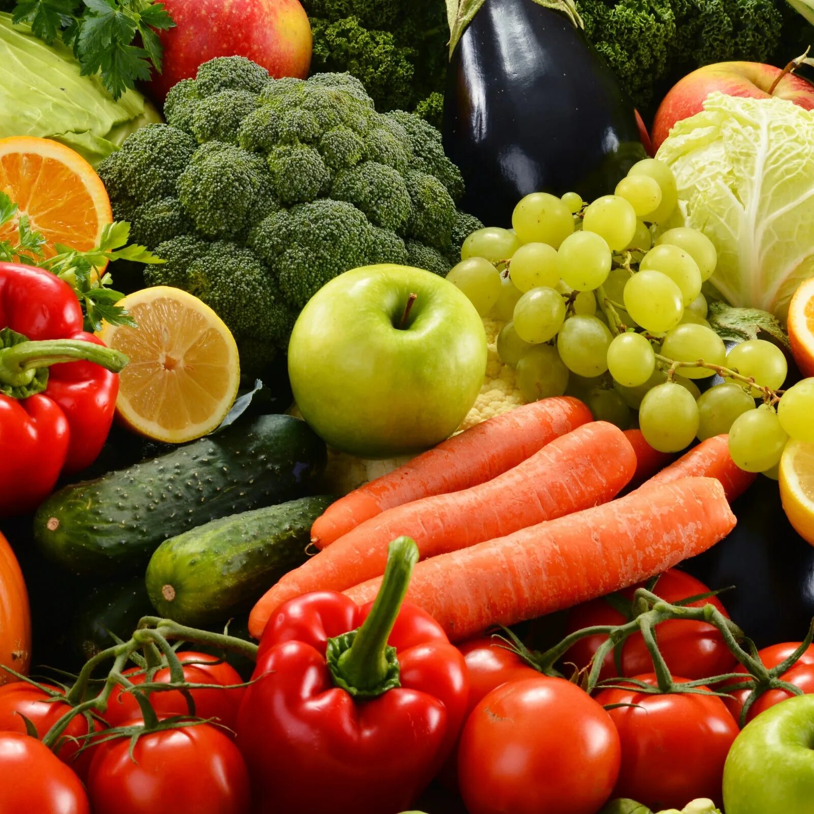 Fruit control. Сырые овощи и фрукты. Овощи и фрукты в жизни человека. Порция овощей и фруктов. Экологические фрукты.
