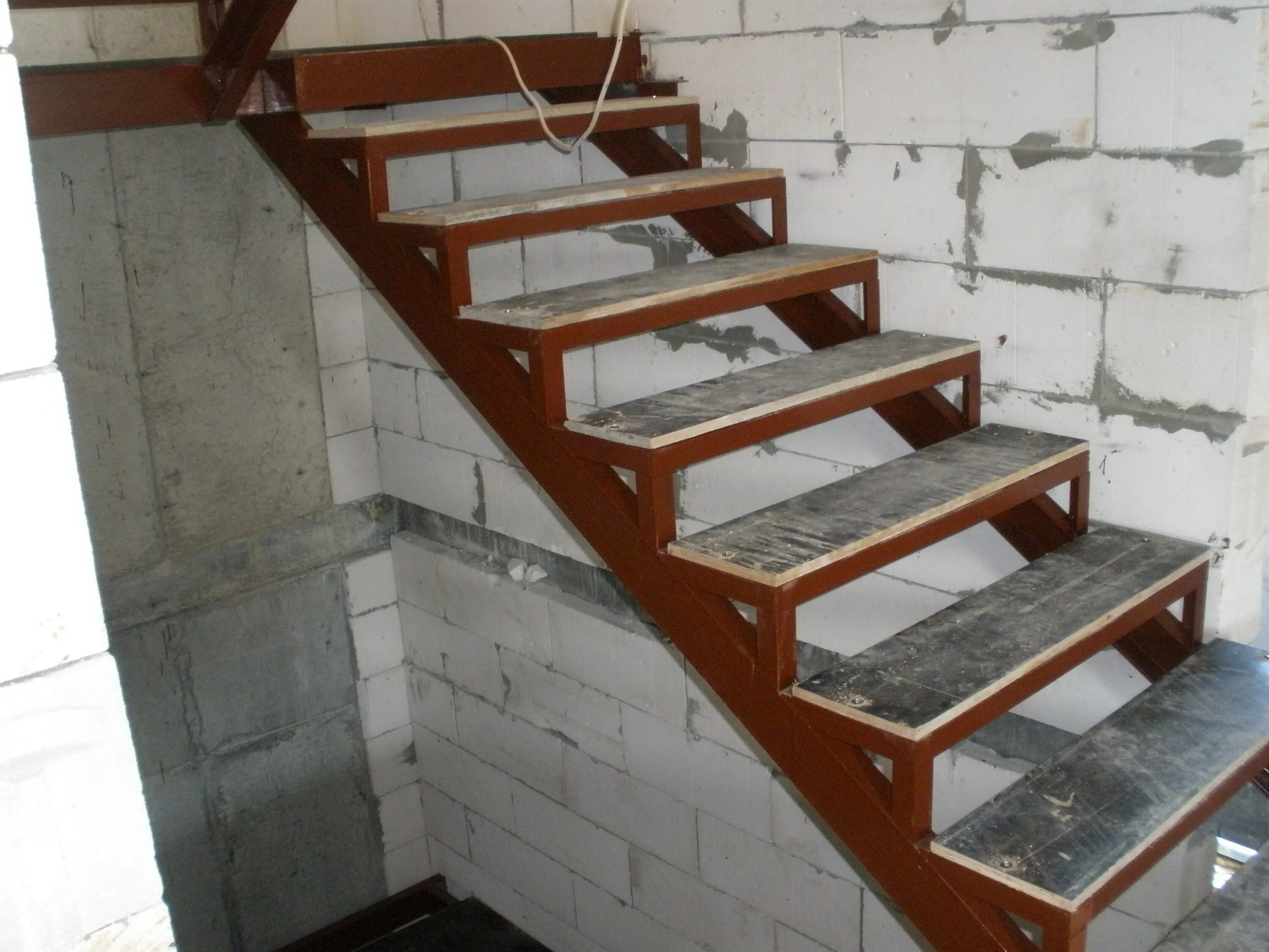 Профильная лестница на второй этаж. Металлическая лестница. Лестница на металлическом каркасе. Лестница из металлокаркаса. Лестница из профильной трубы.