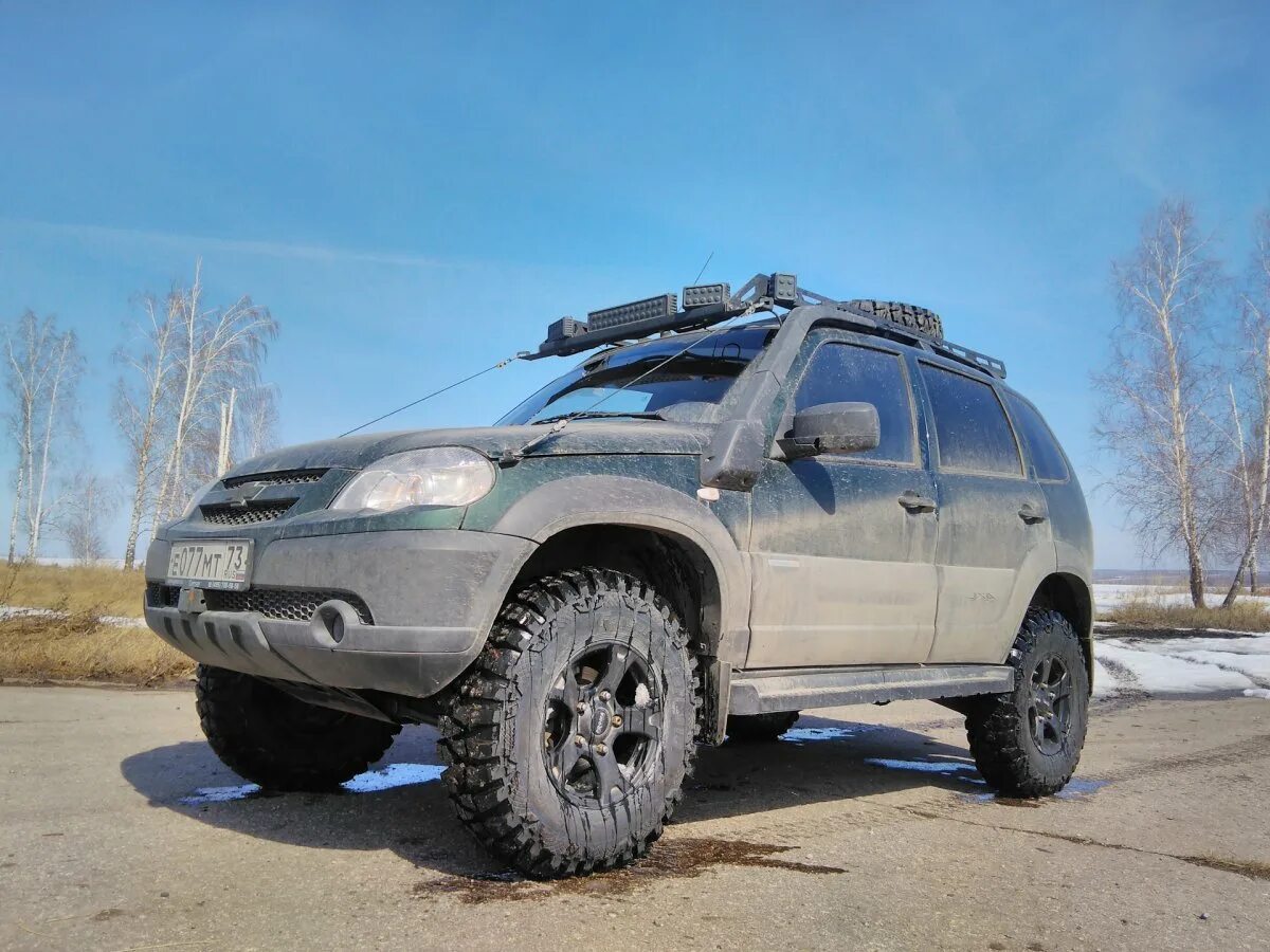 Шина на шеви ниву. Safari 510 на Ниве Шевроле. Сафари 510 на ниву Шевроле. Chevrolet Niva форвард сафари. Нива Шевроле на 29 колесах.