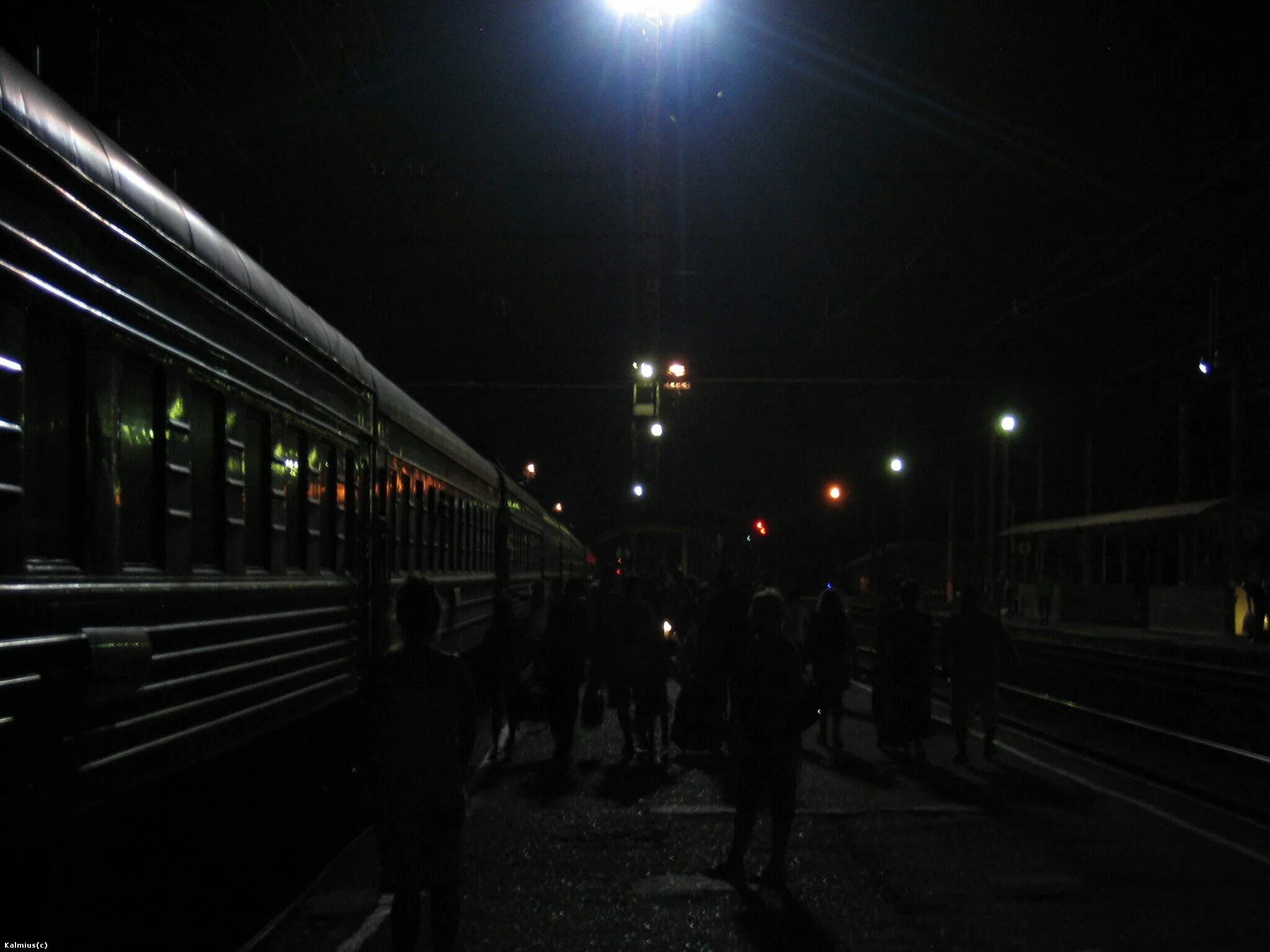 Остановлены ли поезда. Вид из поезда ночью. Виз из окна поезде ночью. Вид из окна поезда нгчь. Вид из окна поезда ночью зимой.
