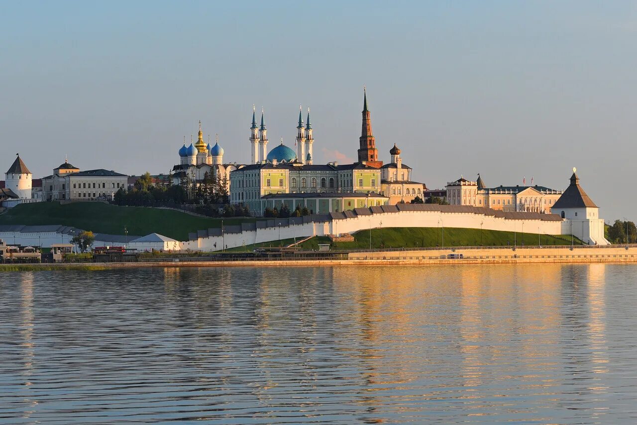 Казанский Кремль вид с реки. Кремль Казанский с воды. Казань вид на Кремль с реки. Казанский Кремль панорама. Что сейчас проходит в казани