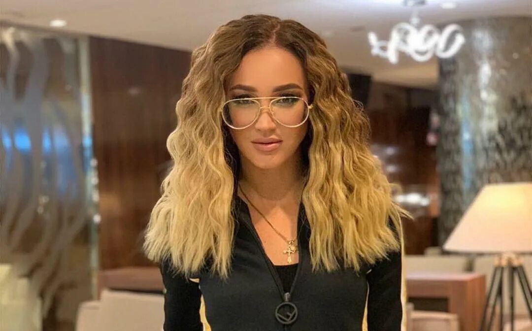 Умела бузова. Бузова 2023. Умела бузова. Бузова нос. Продюсер бузовой.