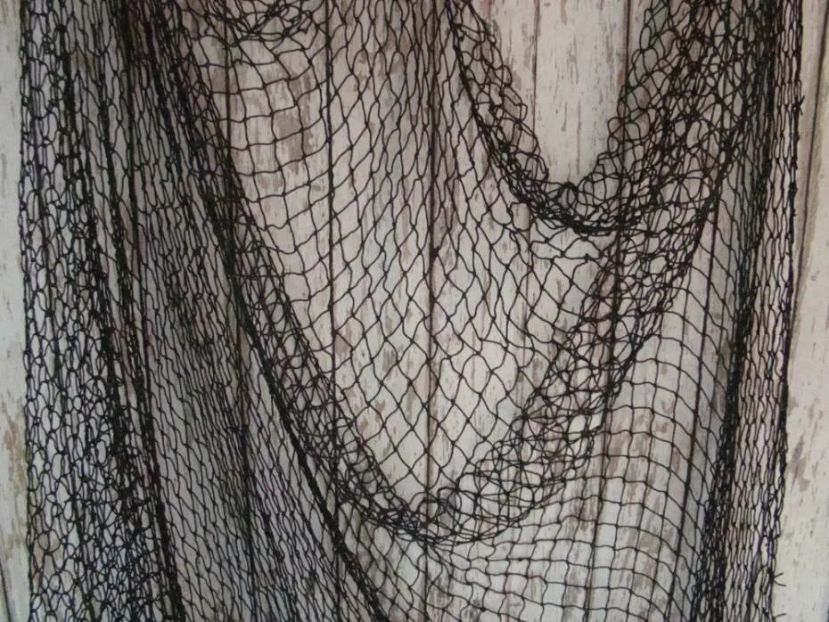 Fishing net перевод. Старинная рыболовная сеть. Шторы из рыболовной сети. Женщина в рыболовной сетке. Сетчатая ткань,похожая на рыбацкую сеть.