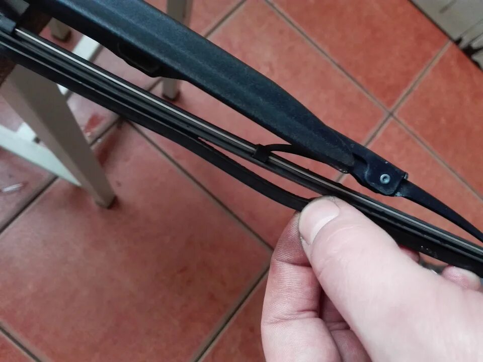 Поменять резинки на машине. Заглушка резинок стеклоочистителя lynx. Резинки для каркасных дворников солярис 2017. Резинка для дворников ваз 2109. Заменить резинку в дворнике.