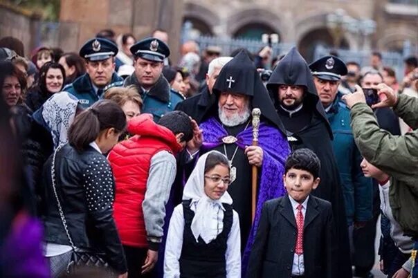 Цахказард в армении. Эчмиадзин Пасха. Эчмиадзине Цахказард. Праздник Цахказард в Армении. Вербное воскресенье в Эчмиадзине фото.