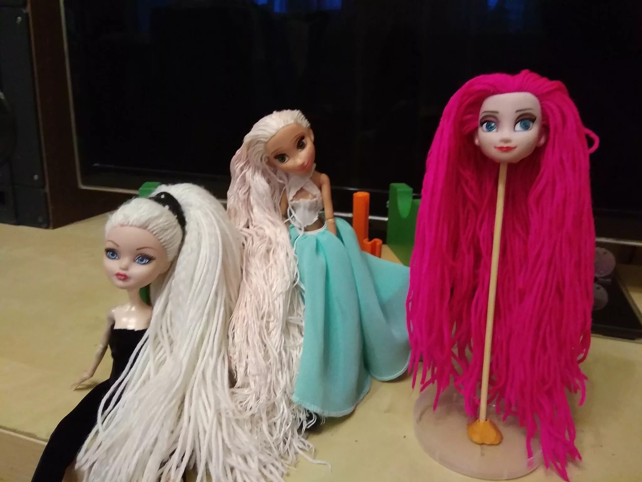 Волосы для кукол. Волосы для куклы из пряжи. Волосы из ниток для куклы. Нитки для волос кукле.