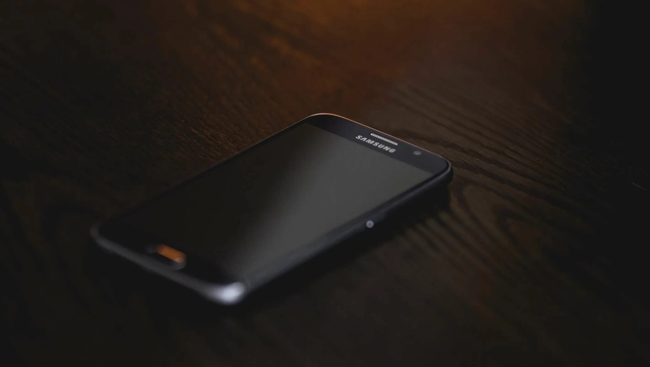 Установить рабочий стол смартфона. Самсунг на столе. стол samsung. телефон samsung на столе. телефон самсунг нп столе.